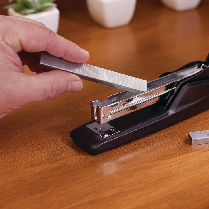 how to put staples in a stapler