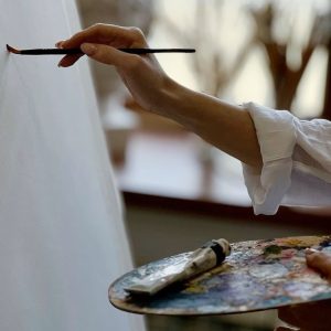 how to hold a paint palette