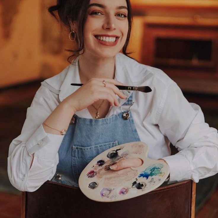 how to hold a paint palette
