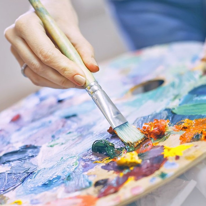 how to hold a paint palette