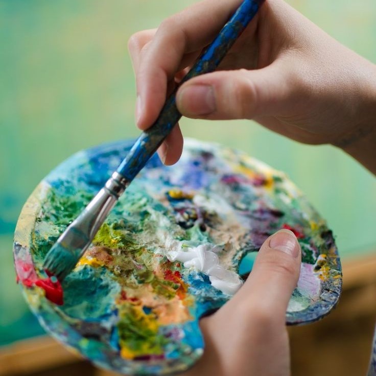 how to hold a paint palette