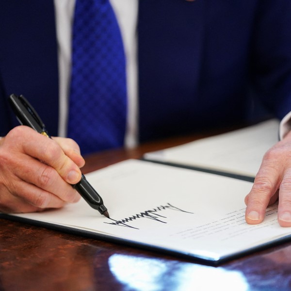 what pen does trump use