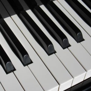 how many keys are on a piano