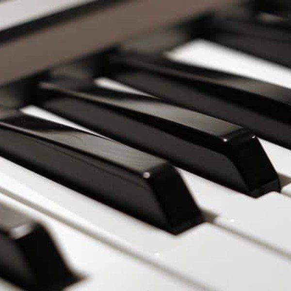 how many keys are on a piano