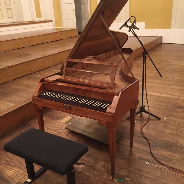 how many keys are on a piano